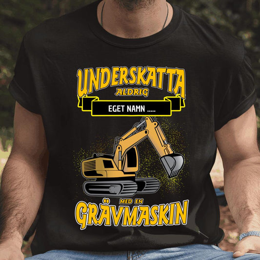 Grävmaskin t-shirt/sweatshirt med eget namn - Underskatta aldrig - personligt tryck