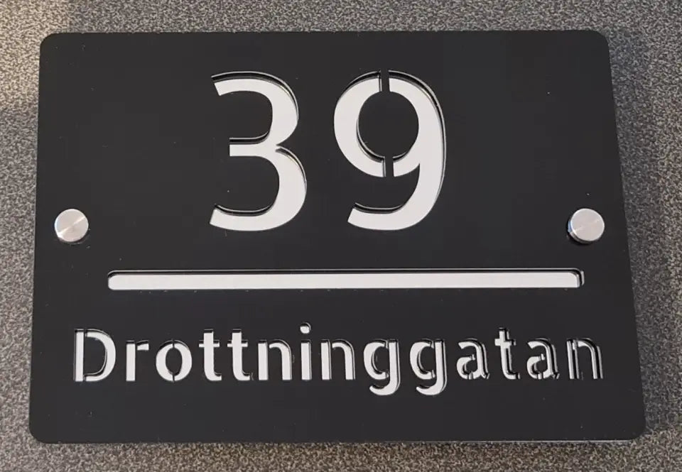 Husskylt med egen adress - husnummer och gata/ort