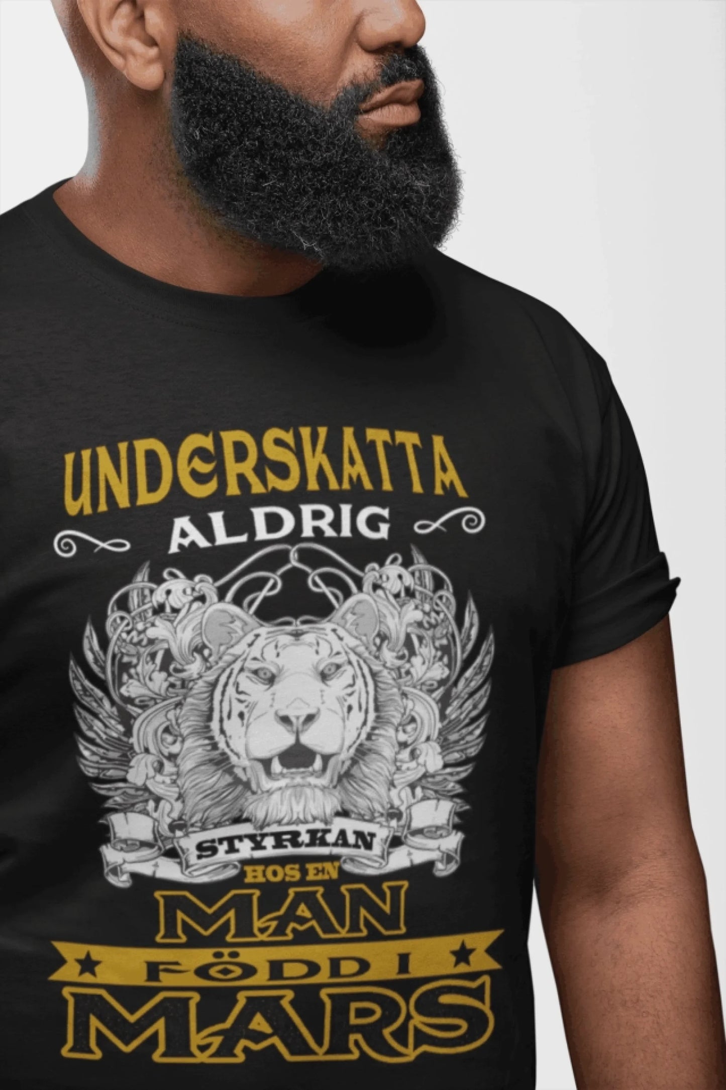 Födelsemånad T-shirt Underskatta aldrig Födelsepresent tröja sweatshirt