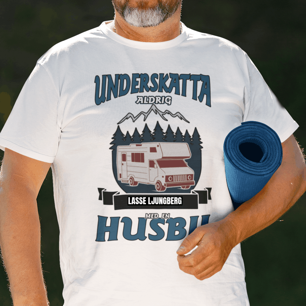 Husbil t-shirt med eget namn - Underskatta aldrig personligt tryck sweatshirt