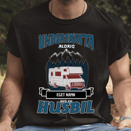 Husbil t-shirt med eget namn - Underskatta aldrig personligt tryck sweatshirt
