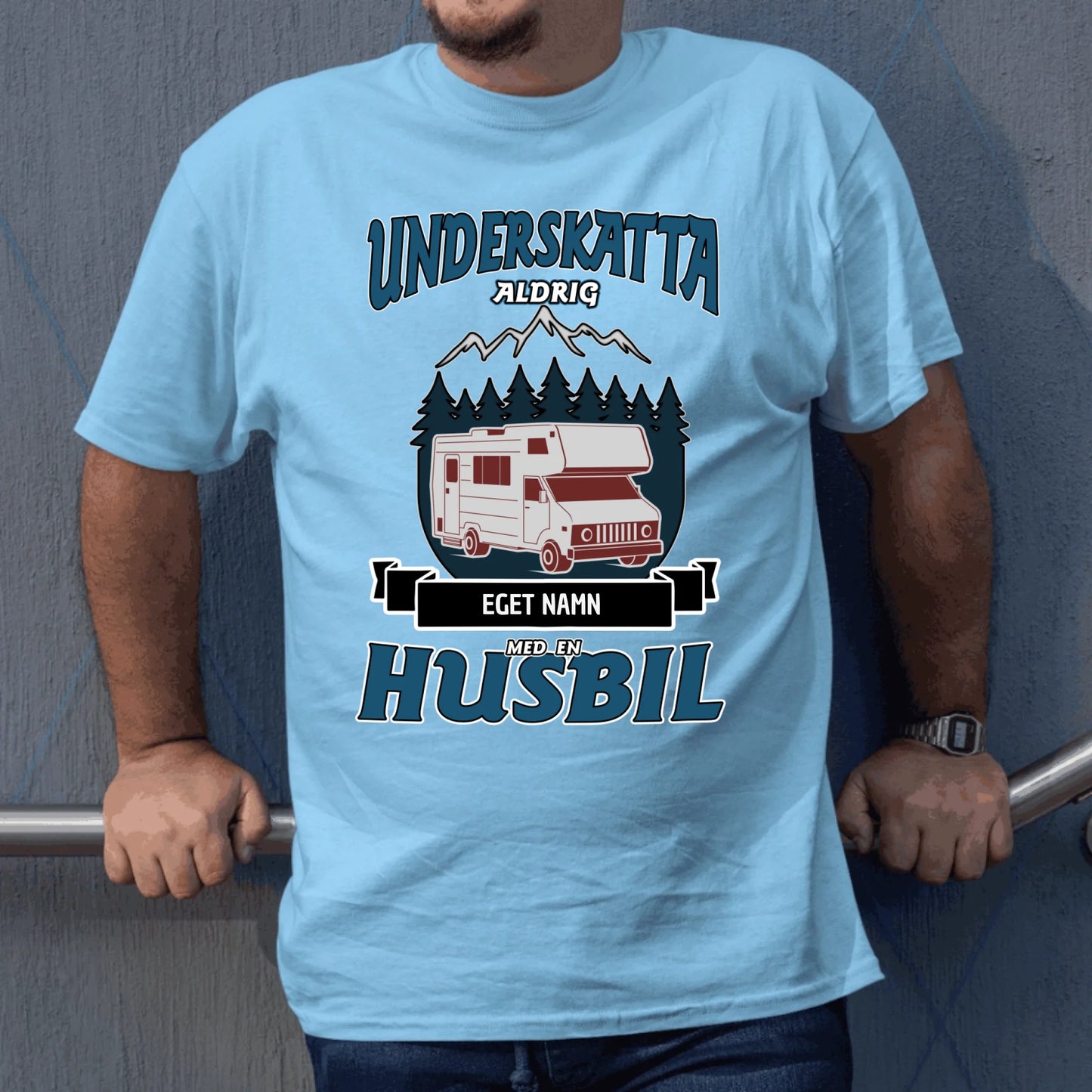 Husbil t-shirt med eget namn - Underskatta aldrig personligt tryck sweatshirt