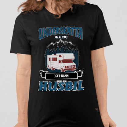 Husbil t-shirt med eget namn - Underskatta aldrig personligt tryck sweatshirt