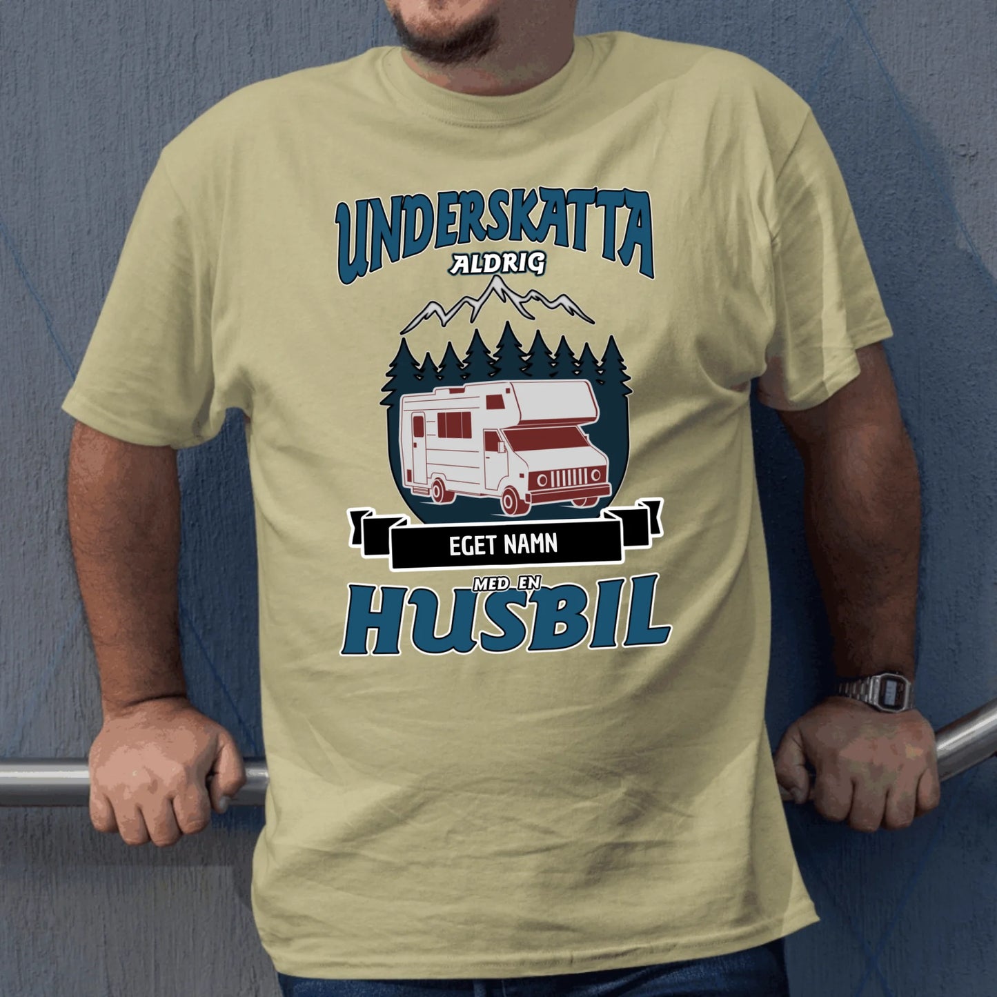 Husbil t-shirt med eget namn - Underskatta aldrig personligt tryck sweatshirt