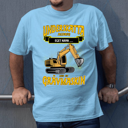Grävmaskin t-shirt/sweatshirt med eget namn - Underskatta aldrig - personligt tryck
