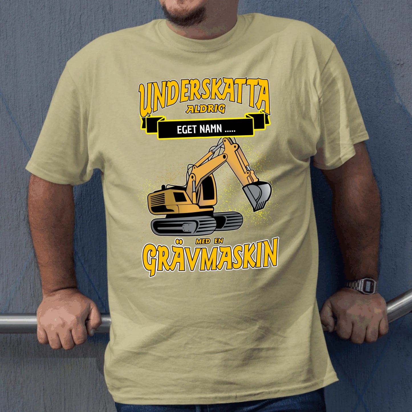Grävmaskin t-shirt/sweatshirt med eget namn - Underskatta aldrig - personligt tryck