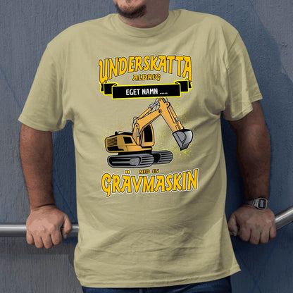 Grävmaskin t-shirt/sweatshirt med eget namn - Underskatta aldrig - personligt tryck
