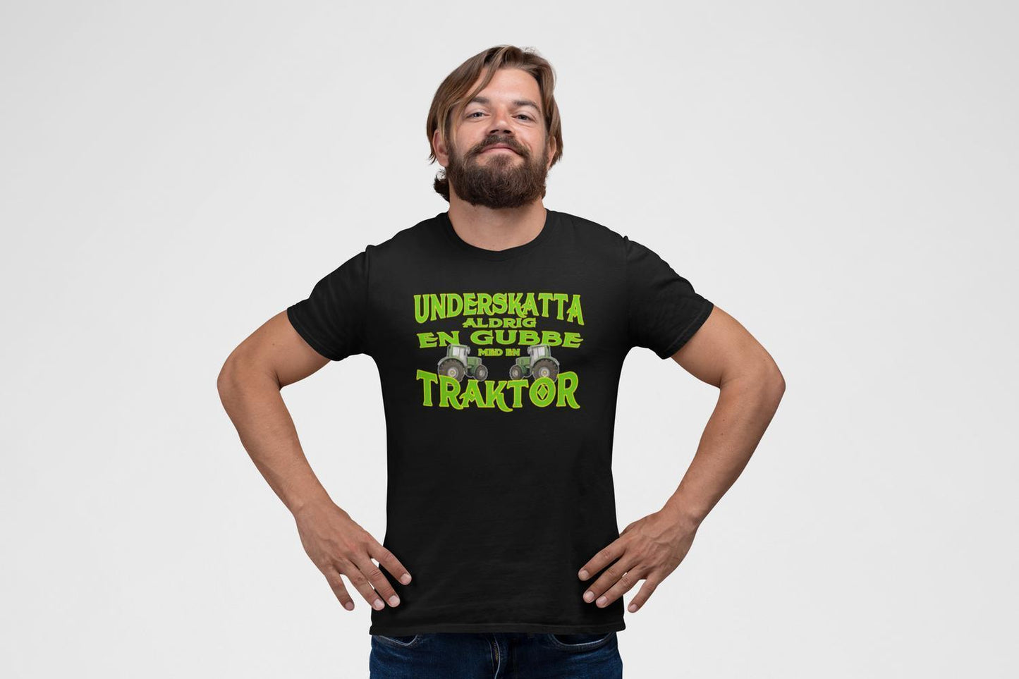 Traktor T-shirt Underskatta aldrig en gubbe med en traktor !