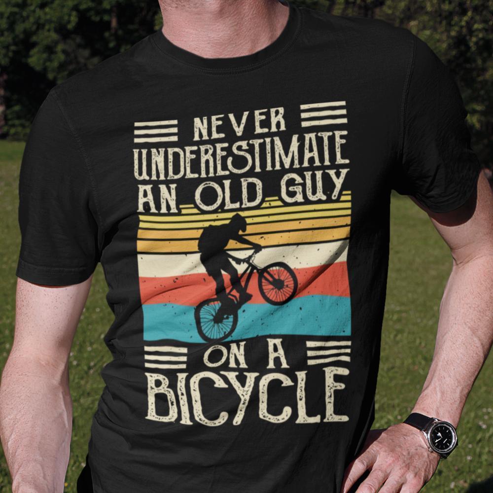Cykel T-shirt med Never under estimate old man with bicycle