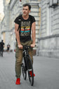 Cykel T-shirt med Never under estimate old man with bicycle