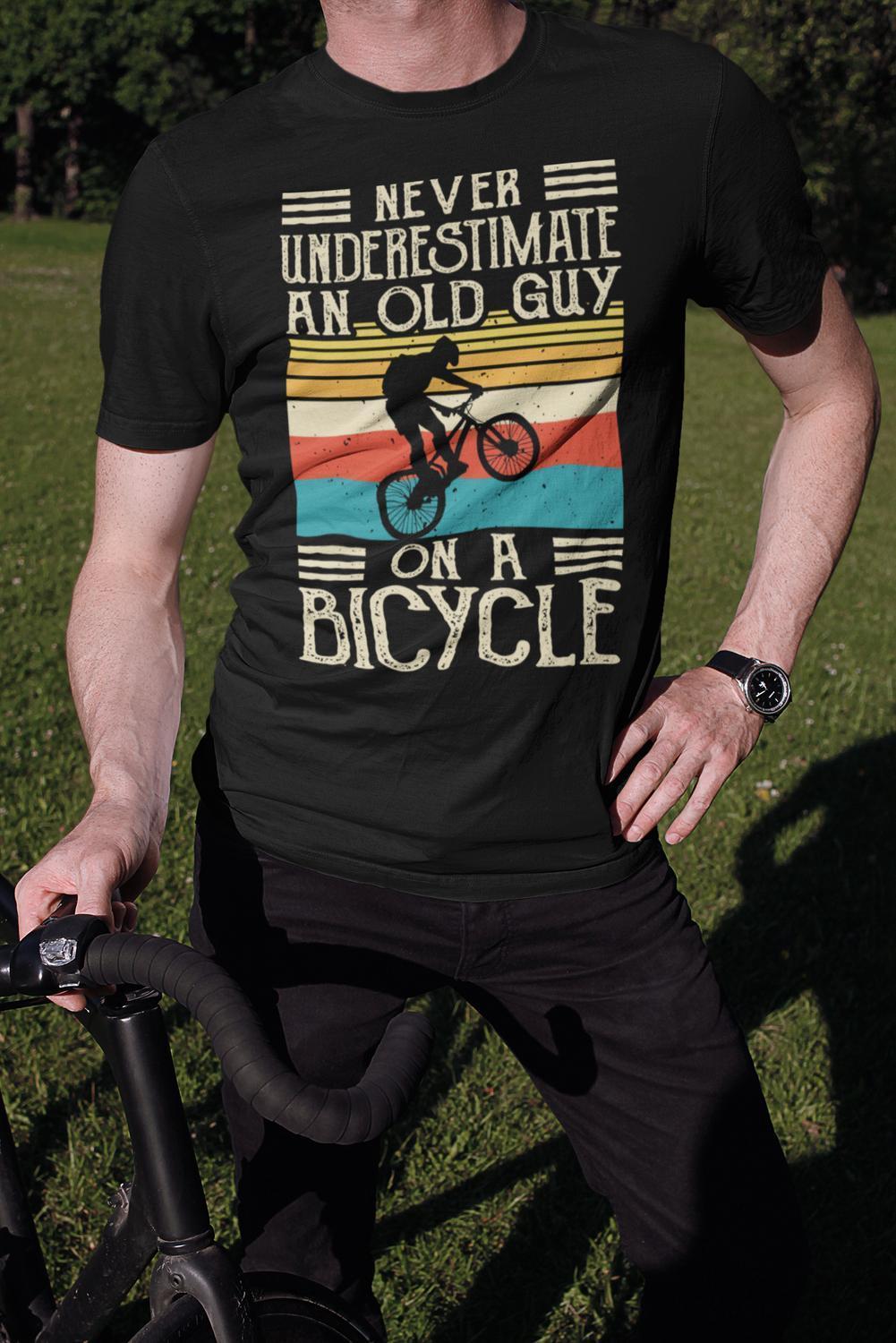 Cykel T-shirt med Never under estimate old man with bicycle